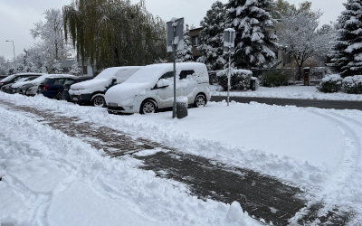 Jak bezpiecznie poradzić sobie z lodem na chodniku?